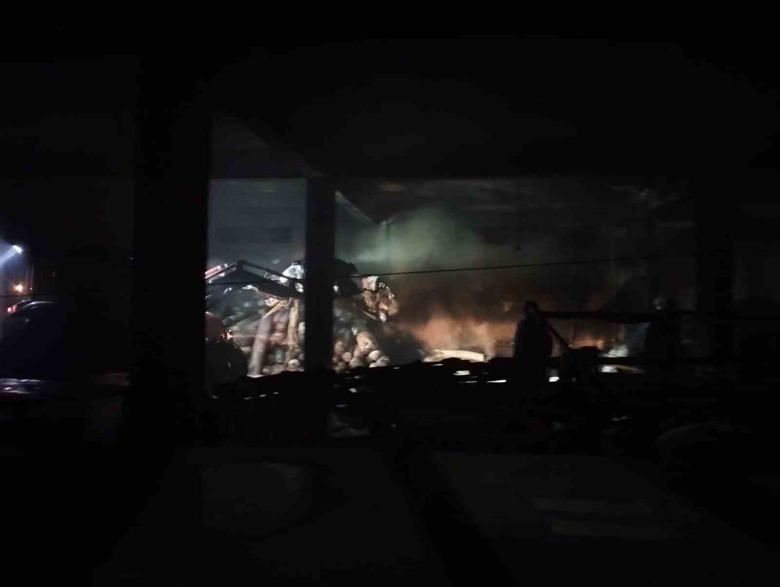 Çaycuma’da sahur vakti çıkan yangında tekstil fabrikası alevlere teslim oldu
