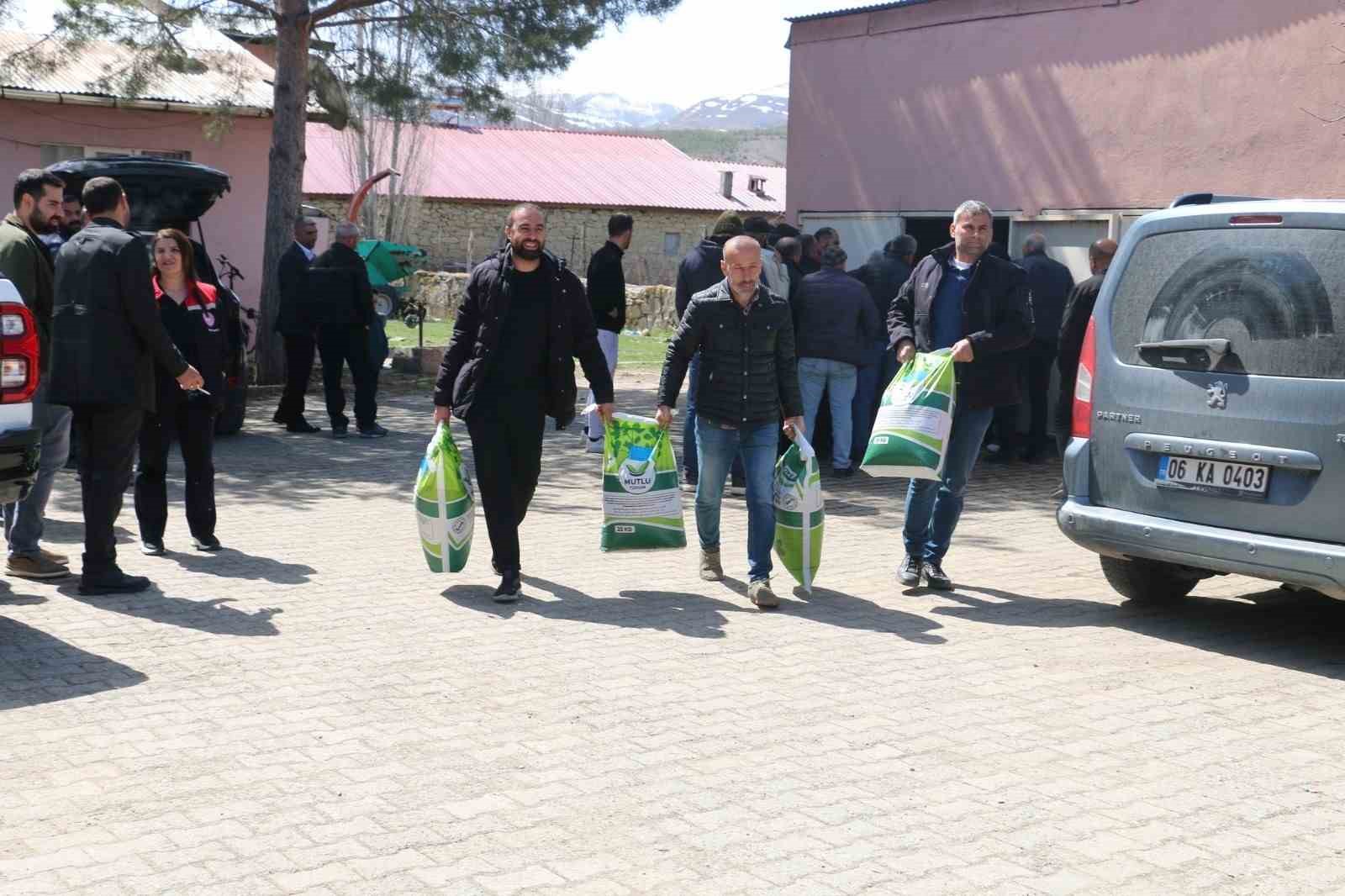 Çayırlı’da 133 çiftçiye 10 ton yonca tohumu desteği
