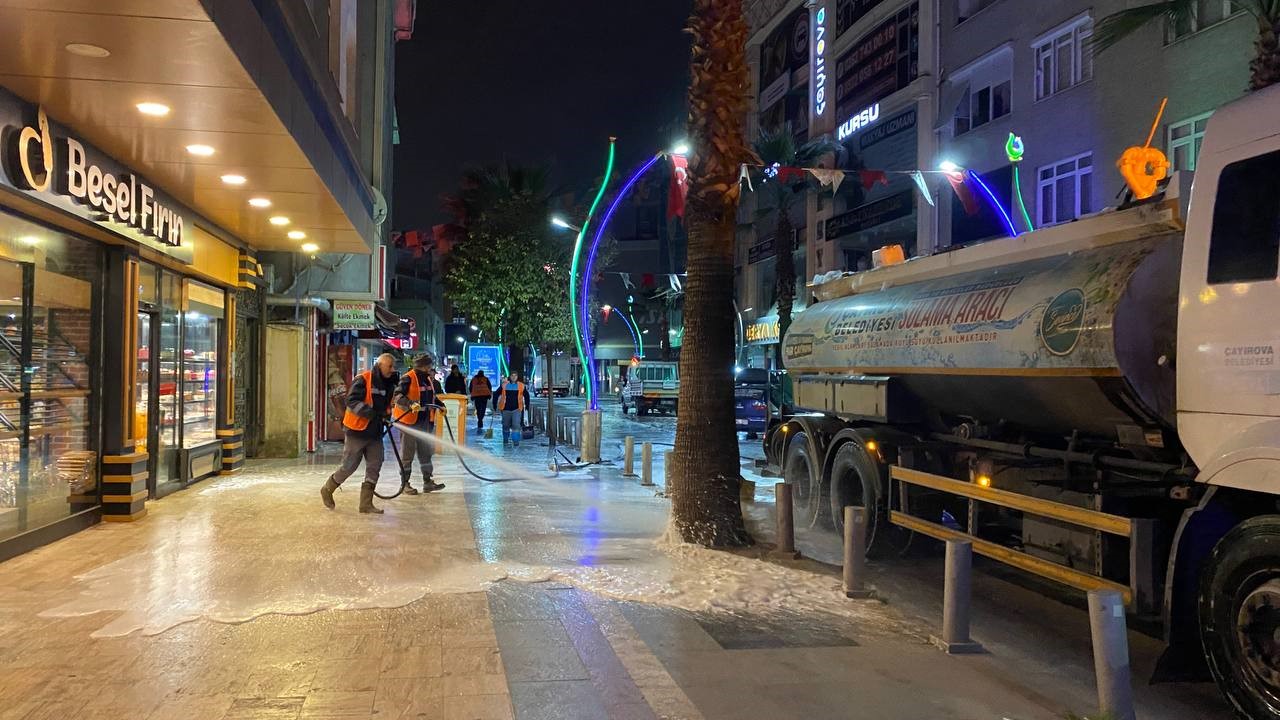 Çayırova’da bayram öncesi cadde ve sokaklar yıkanıyor
