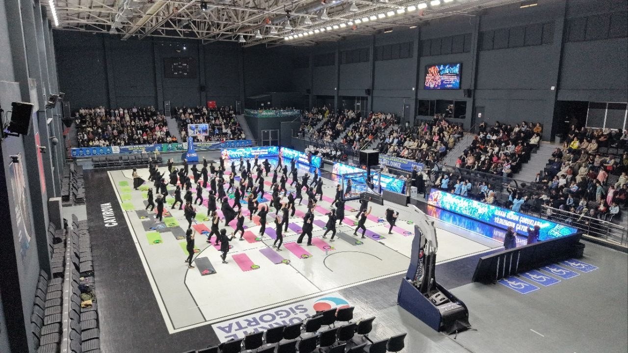 Çayırova’da kadınlar voleybol dostluk maçında buluştu
