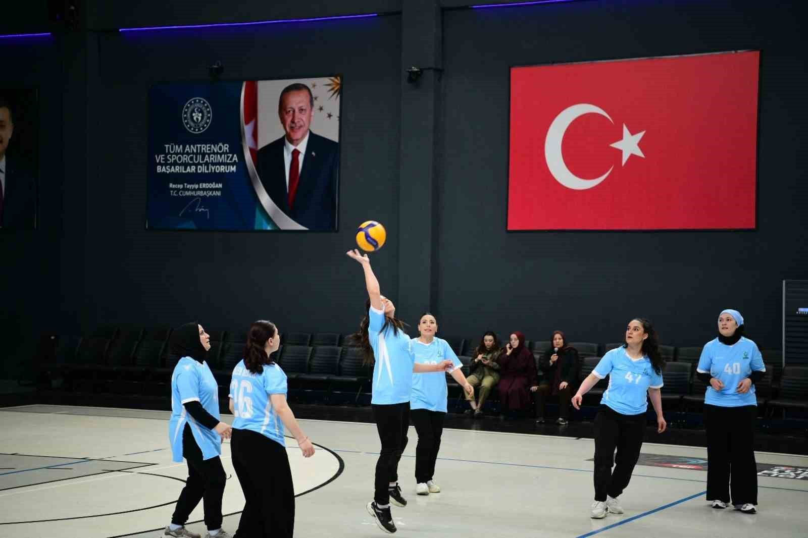 Çayırova’da kadınlar voleybol dostluk maçında buluştu
