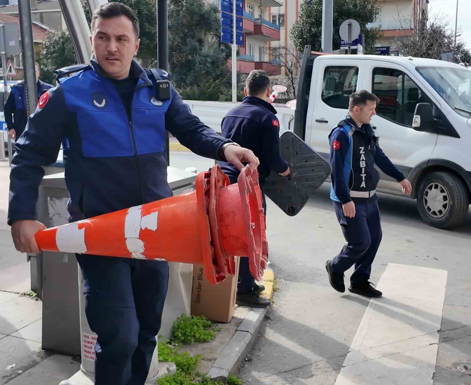 Çayırova’da kaldırım işgaline ceza
