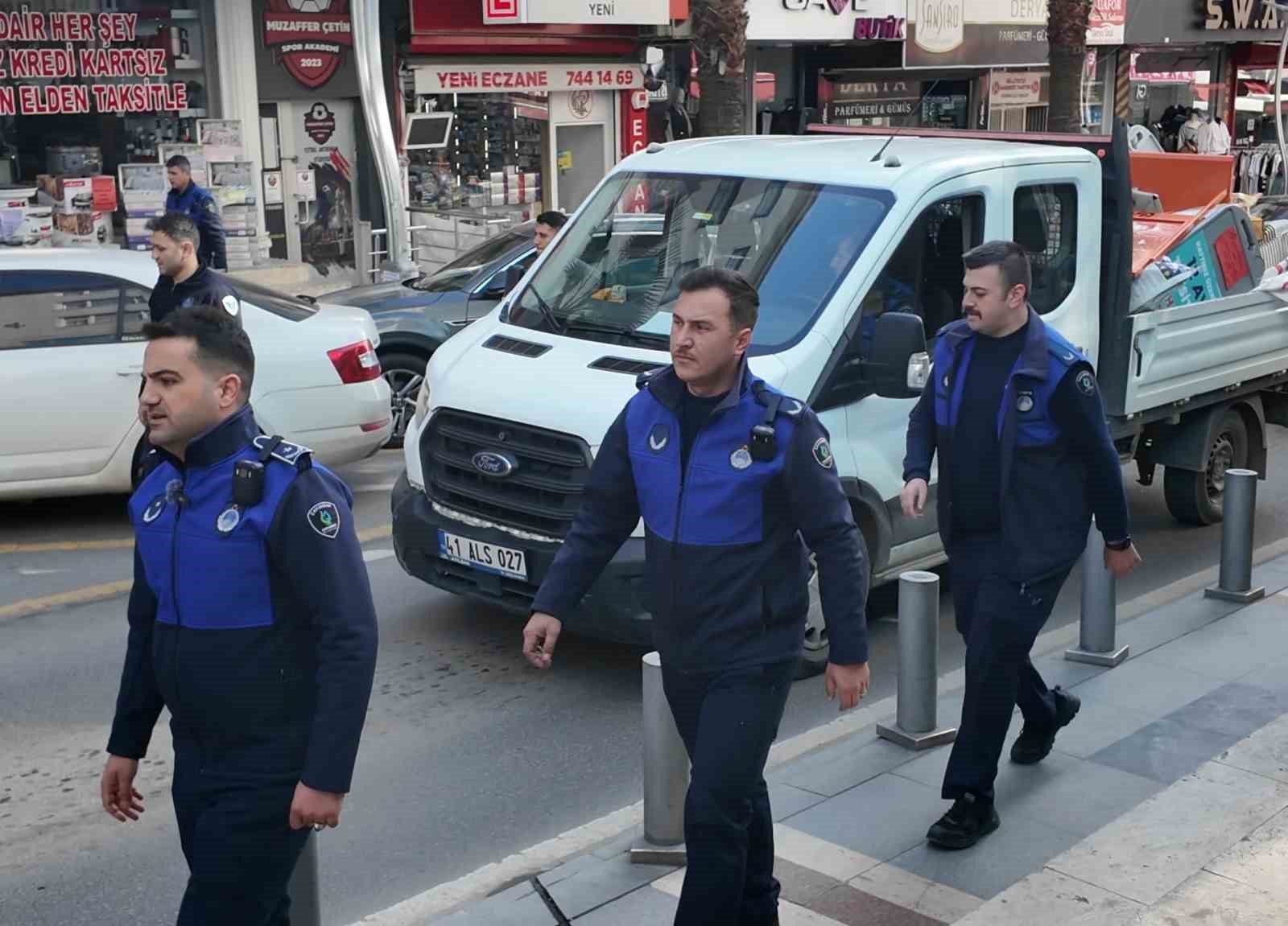 Çayırova’da kaldırım işgaline ceza
