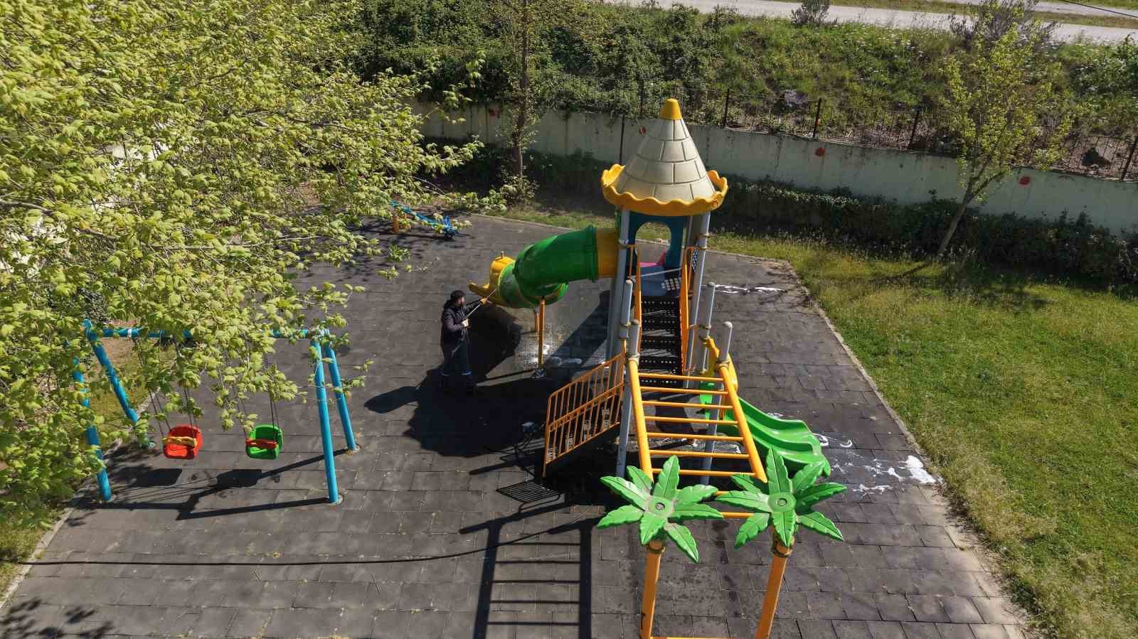 Çayırova’da parkların oyun grupları yıkanıyor
