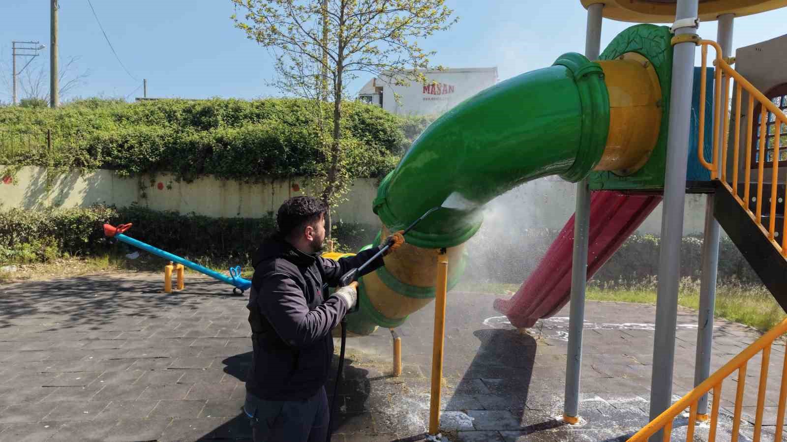 Çayırova’da parkların oyun grupları yıkanıyor
