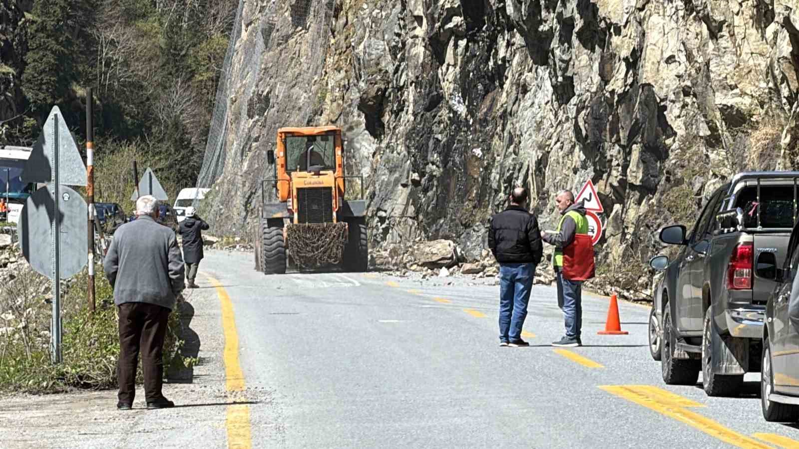 Çaykara-Uzungöl karayolunda kaya düşmesi nedeniyle ulaşım kontrollü sağlanıyor
