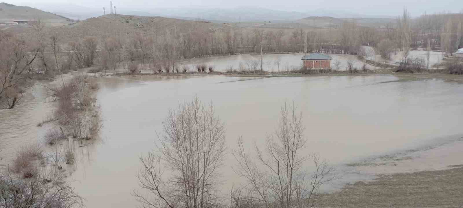 Çekerek ırmağı taştı; yollar ve tarlalar sular altında kaldı

