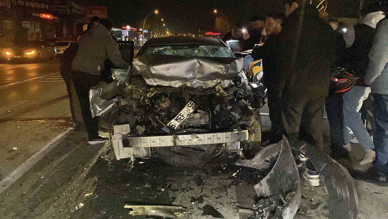 Çekici ile çarpışan otomobil hurdaya döndü: Ekipler yaralı sürücü için zamanla yarıştı
