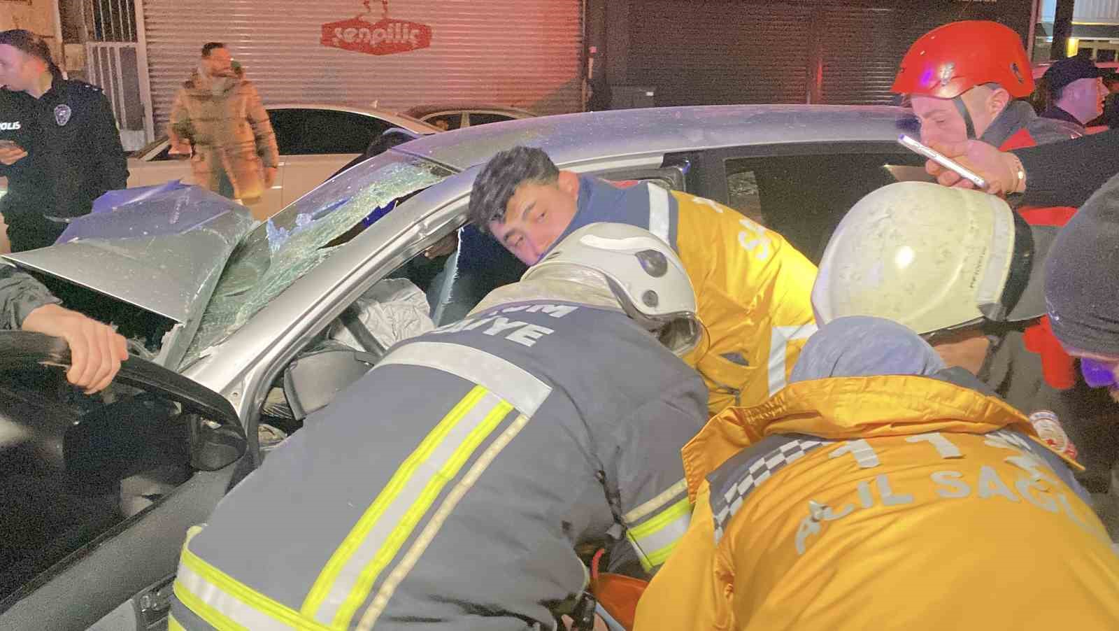 Çekici ile çarpışan otomobil hurdaya döndü: Ekipler yaralı sürücü için zamanla yarıştı
