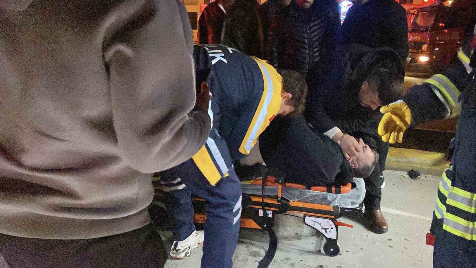 Çekici ile çarpışan otomobil hurdaya döndü: Ekipler yaralı sürücü için zamanla yarıştı
