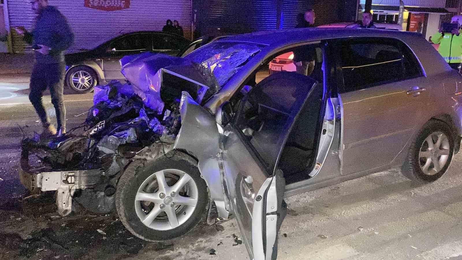 Çekici ile çarpışan otomobil hurdaya döndü: Ekipler yaralı sürücü için zamanla yarıştı
