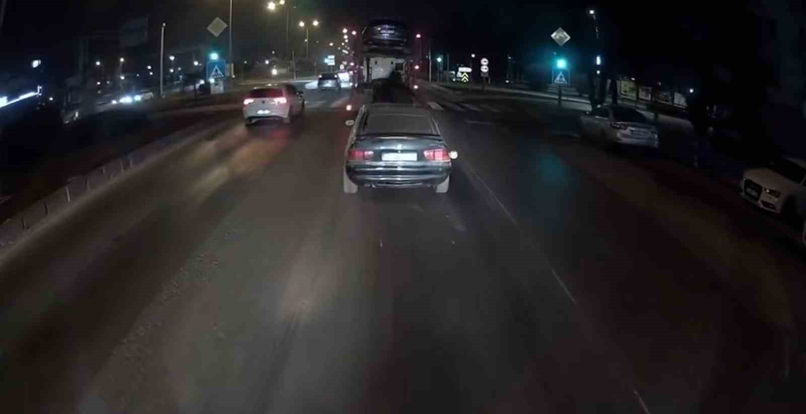 Çekici otomobili yola düşürdü
