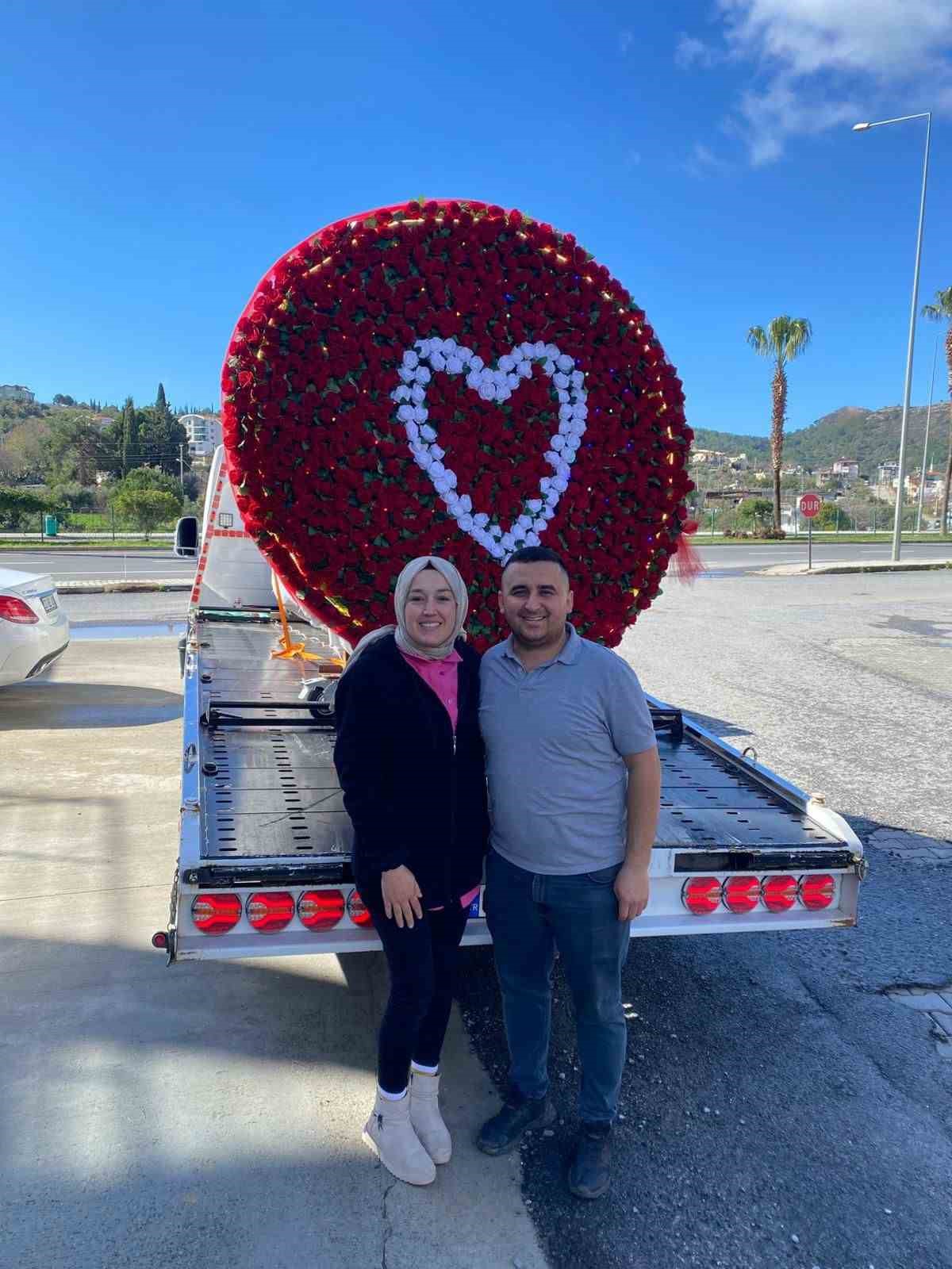 Çekicinin vincini 777 gülle donatıp eşine sürpriz yaptı
