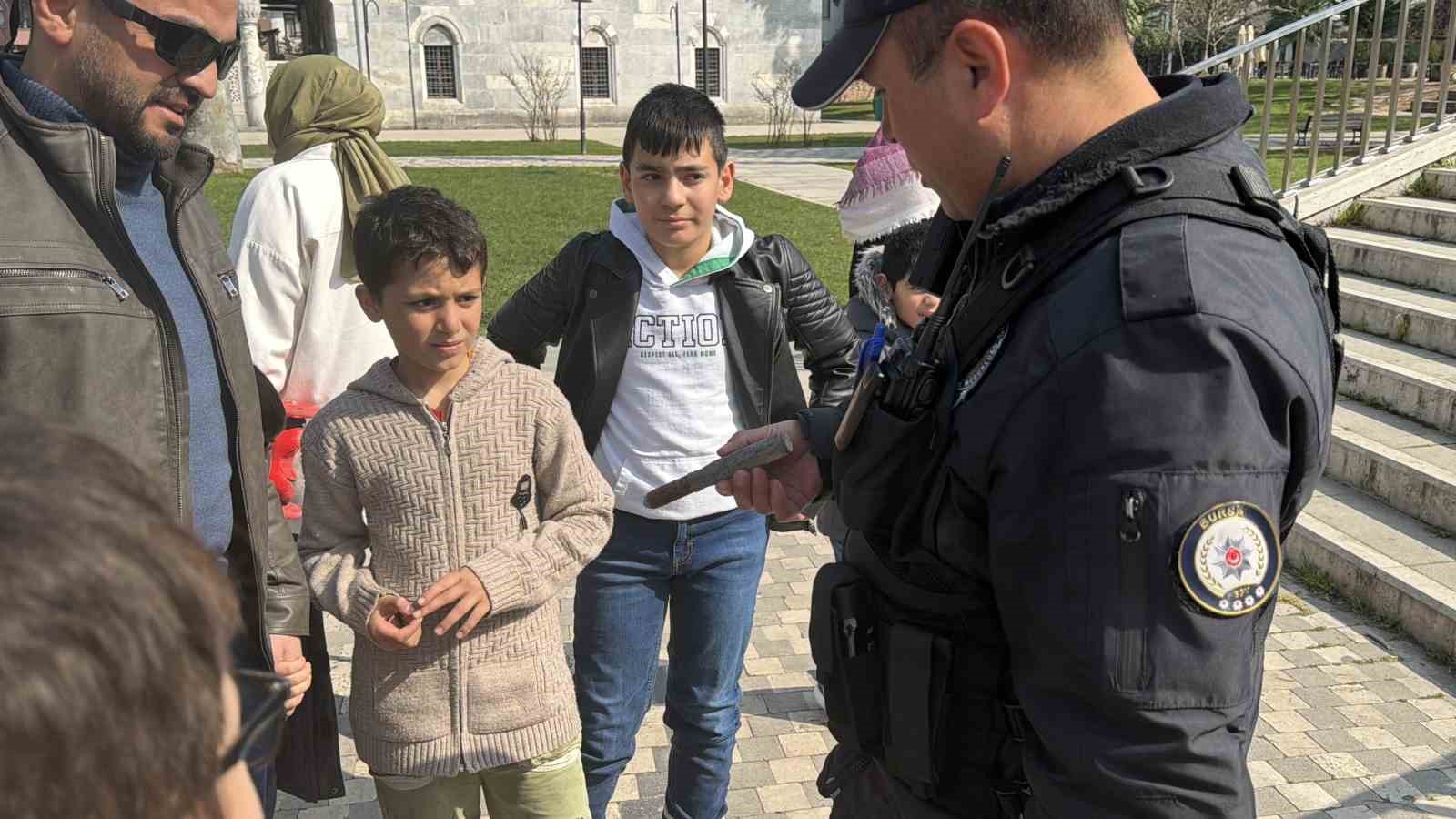 Çekilen İznik Gölü kıyısında oynayan çocuklar top mermisi buldu
Çekilen İznik Gölü kıyısında oynayan çocuklar top mermisi buldu