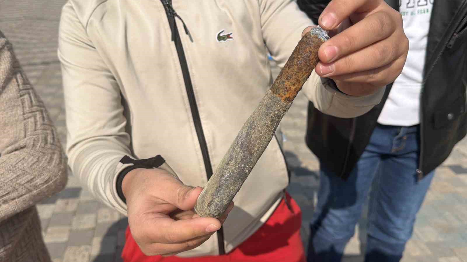 Çekilen İznik Gölü kıyısında oynayan çocuklar top mermisi buldu
Çekilen İznik Gölü kıyısında oynayan çocuklar top mermisi buldu