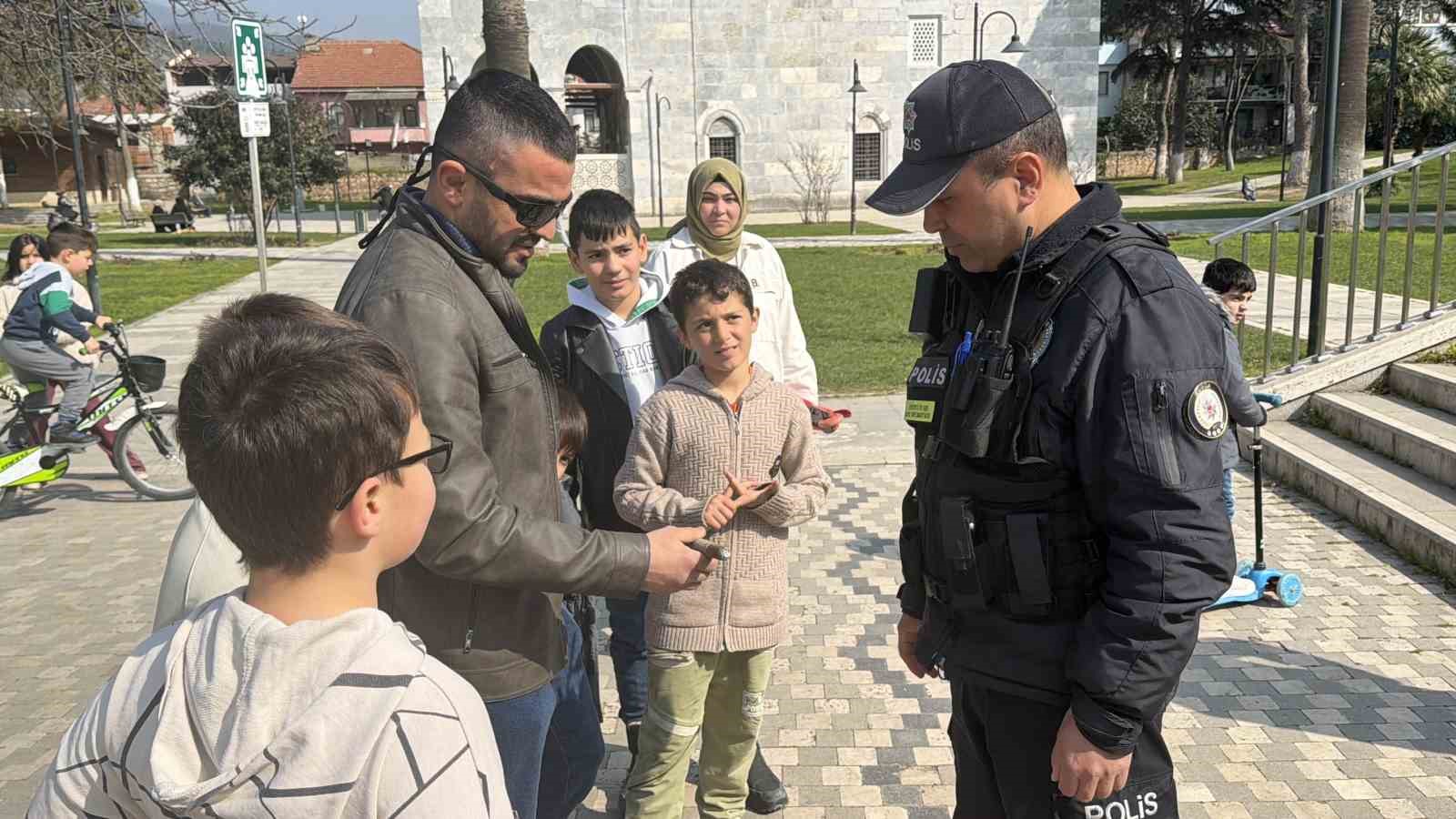 Çekilen İznik Gölü kıyısında oynayan çocuklar top mermisi buldu
Çekilen İznik Gölü kıyısında oynayan çocuklar top mermisi buldu