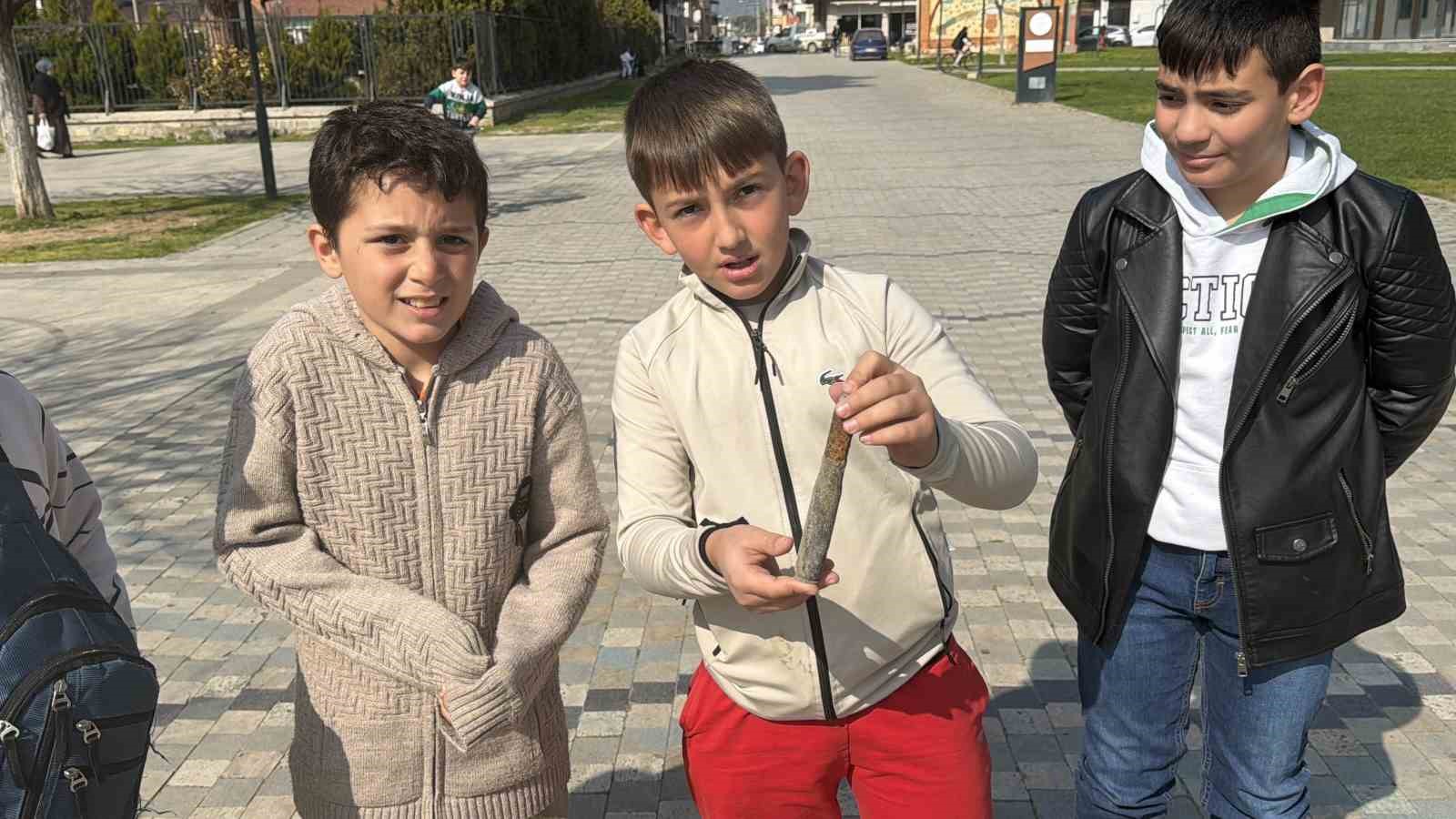 Çekilen İznik Gölü kıyısında oynayan çocuklar top mermisi buldu
Çekilen İznik Gölü kıyısında oynayan çocuklar top mermisi buldu