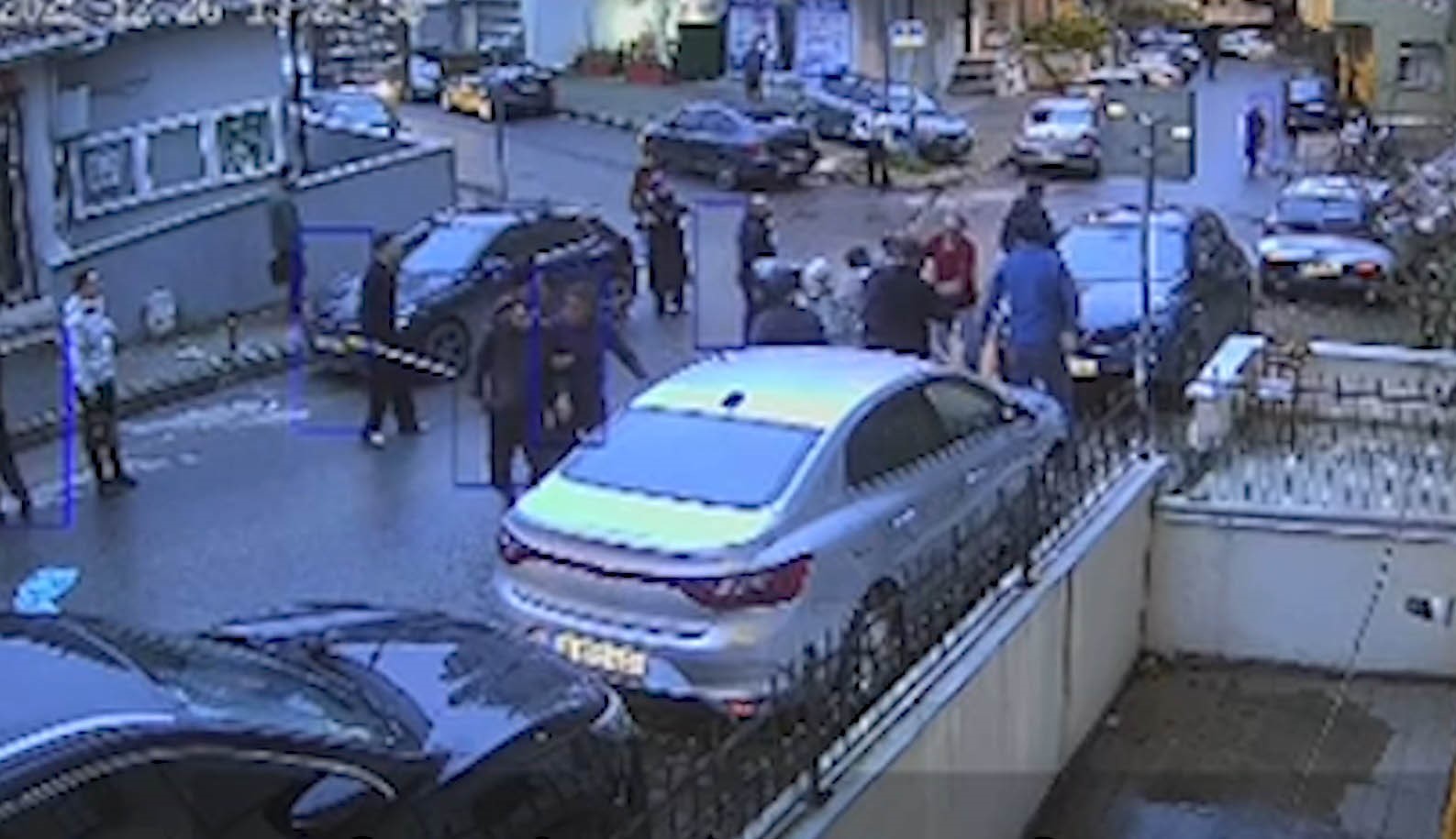 Çekmeköy’de kapı önü motor parkı kavgası: Keser ve sopayla darp anları kamerada
