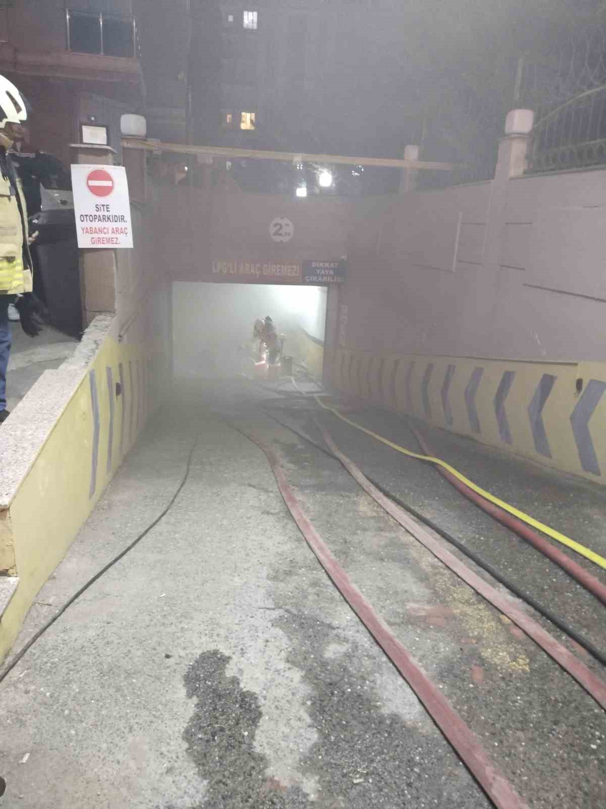 Çekmeköy’de park halindeki araçta yangın çıktı
