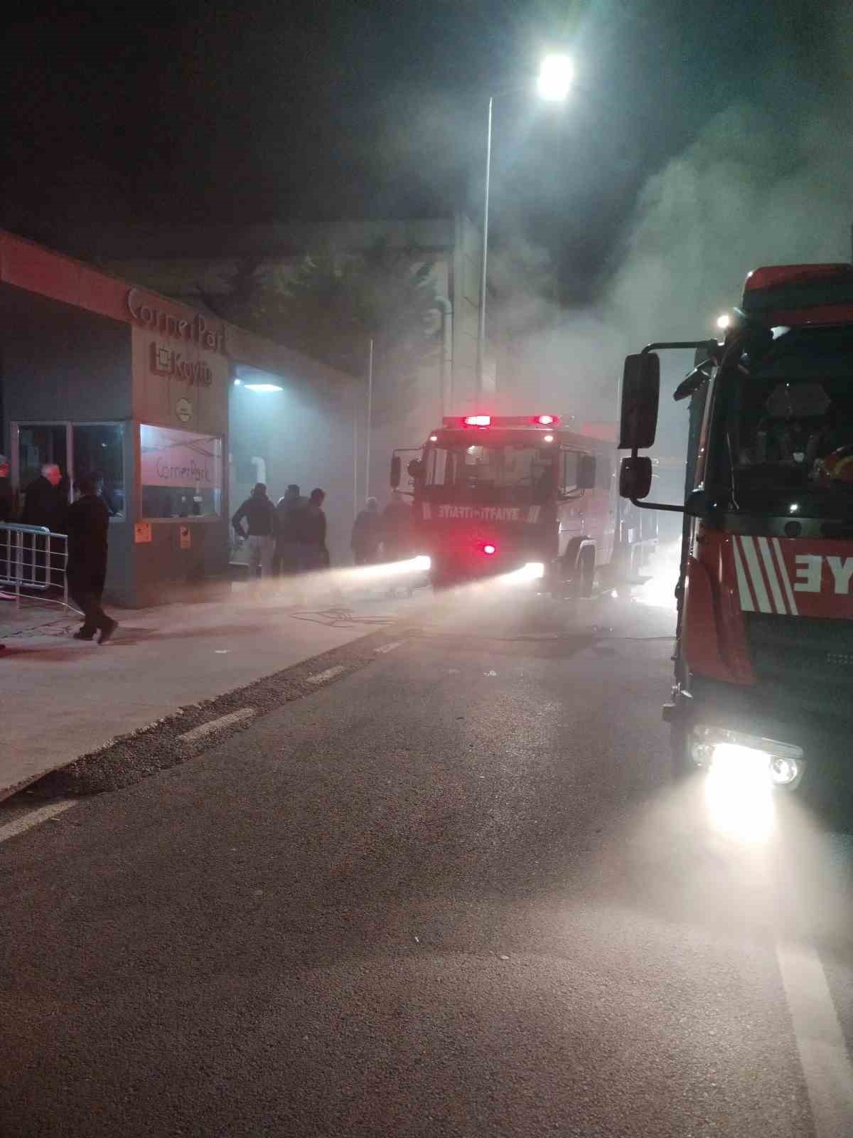Çekmeköy’de park halindeki araçta yangın çıktı
