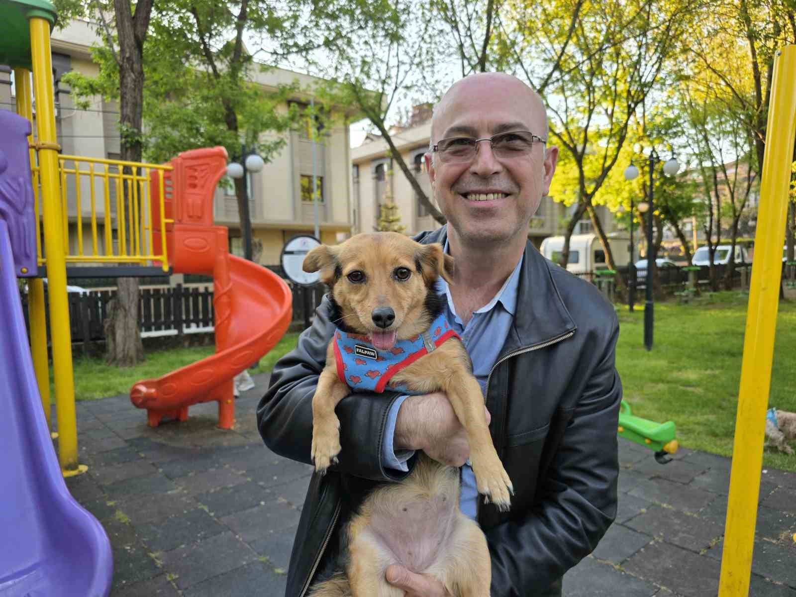 Ceku’nun park keyfi: Kaydıraktan kayıyor, çocuklarla oynuyor
