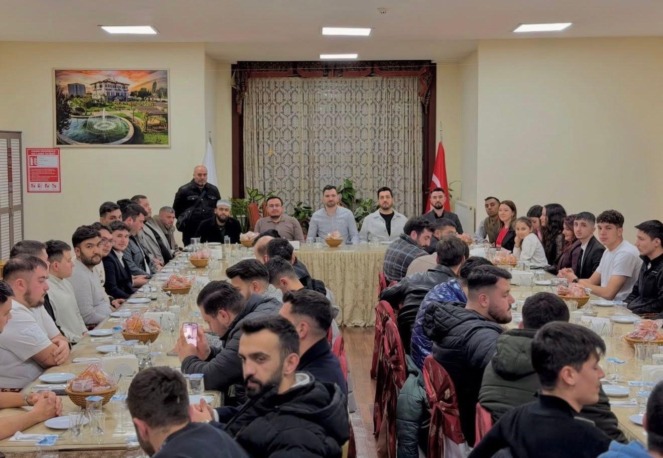 Celal Karatüre, Ankara’da gençlerle sahurda buluştu
