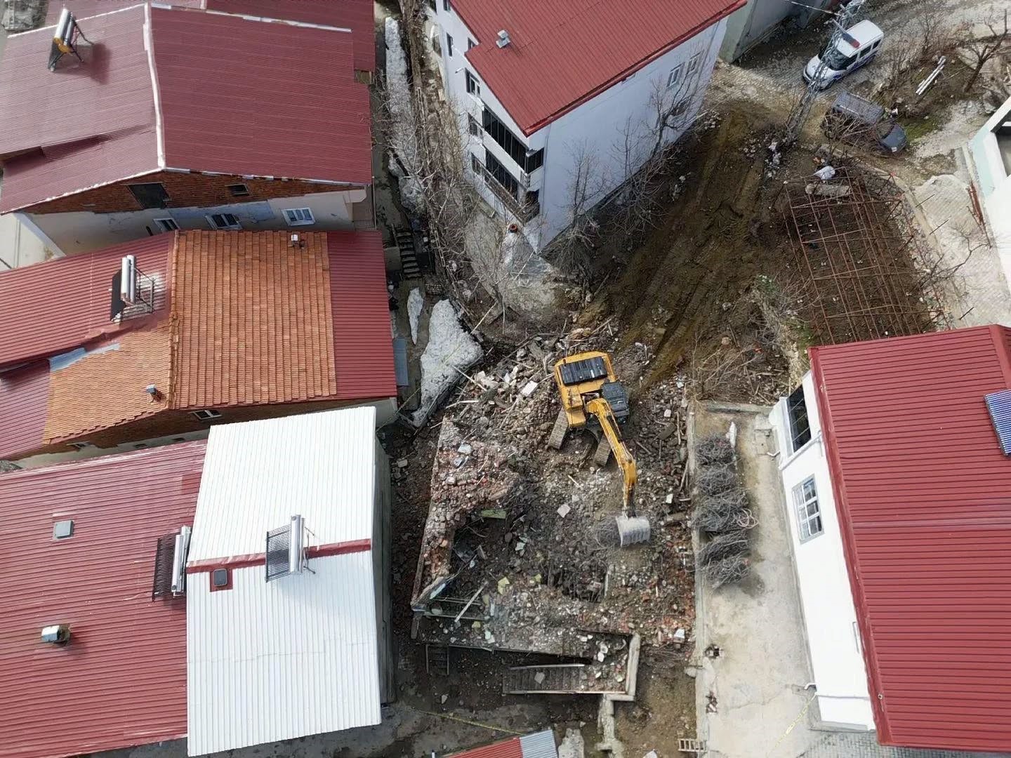 Çelikhan’da hasarlı binaların yıkımı sürüyor
