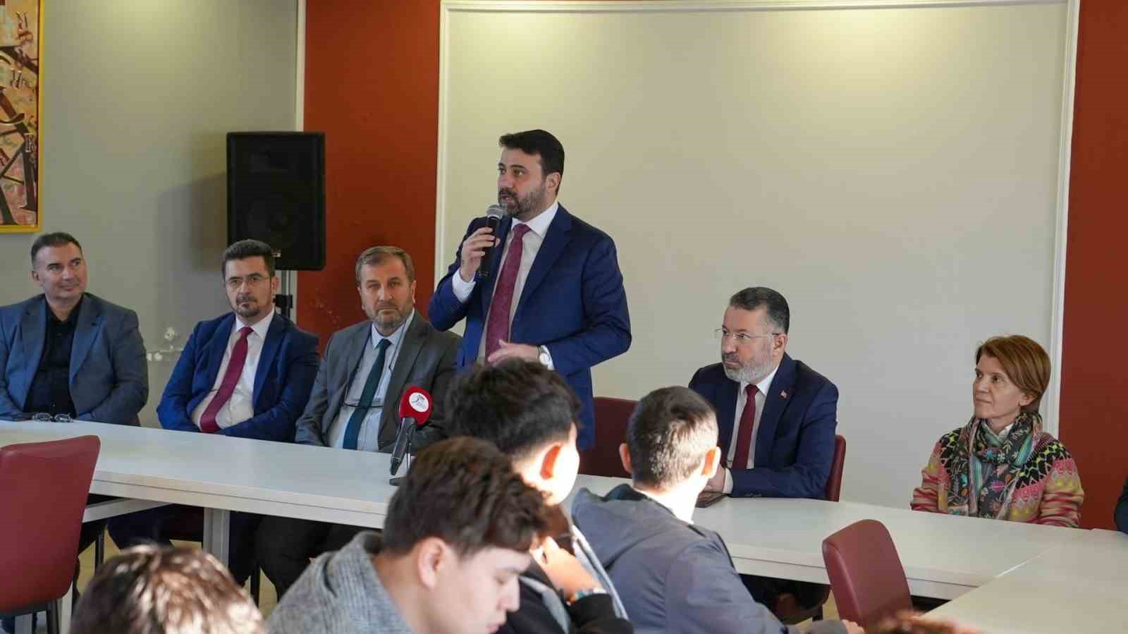 Cem Şahin ve Rektör Kırışık Sosyalfest’te öğrencilerle buluştu
