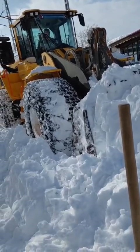 Çemişgezek’te karla mücadele: Köylünün sevinci kameraya yansıdı
