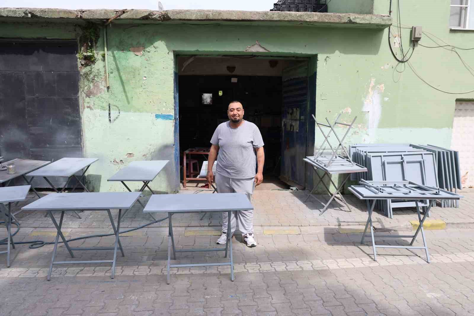 Cemiyetlerin vazgeçilmezi demir masalar sezona hazırlanıyor
