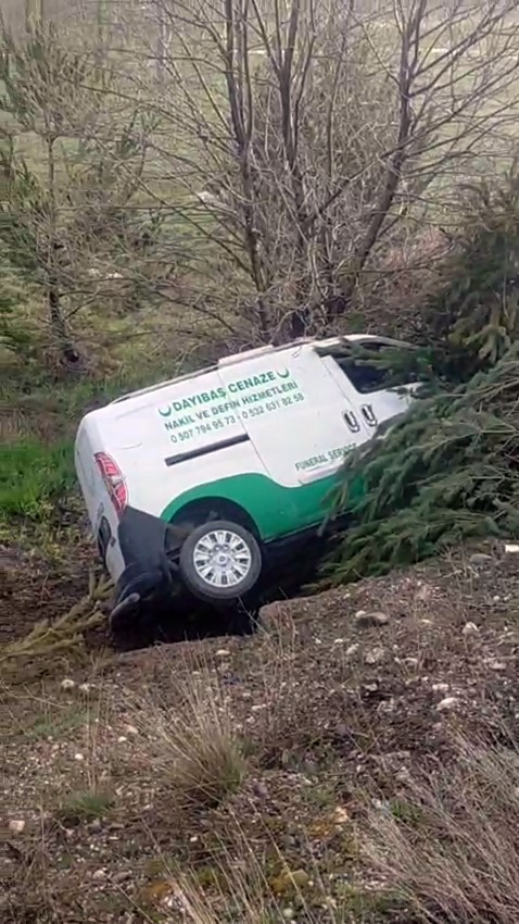 Cenaze nakil aracı kaza yaptı, araçtaki 2 kişi yaralandı
