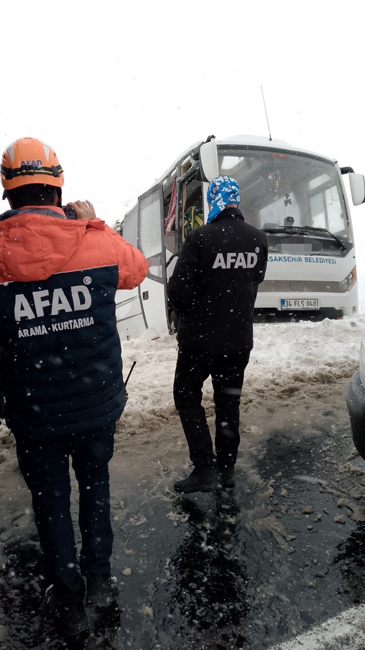 Cenaze taşıyan minibüs devrildi: 22 yaralı
