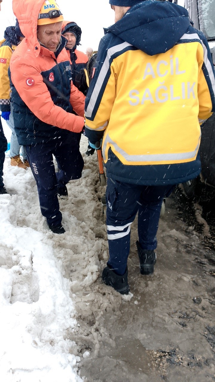 Cenaze taşıyan minibüs devrildi: 22 yaralı
