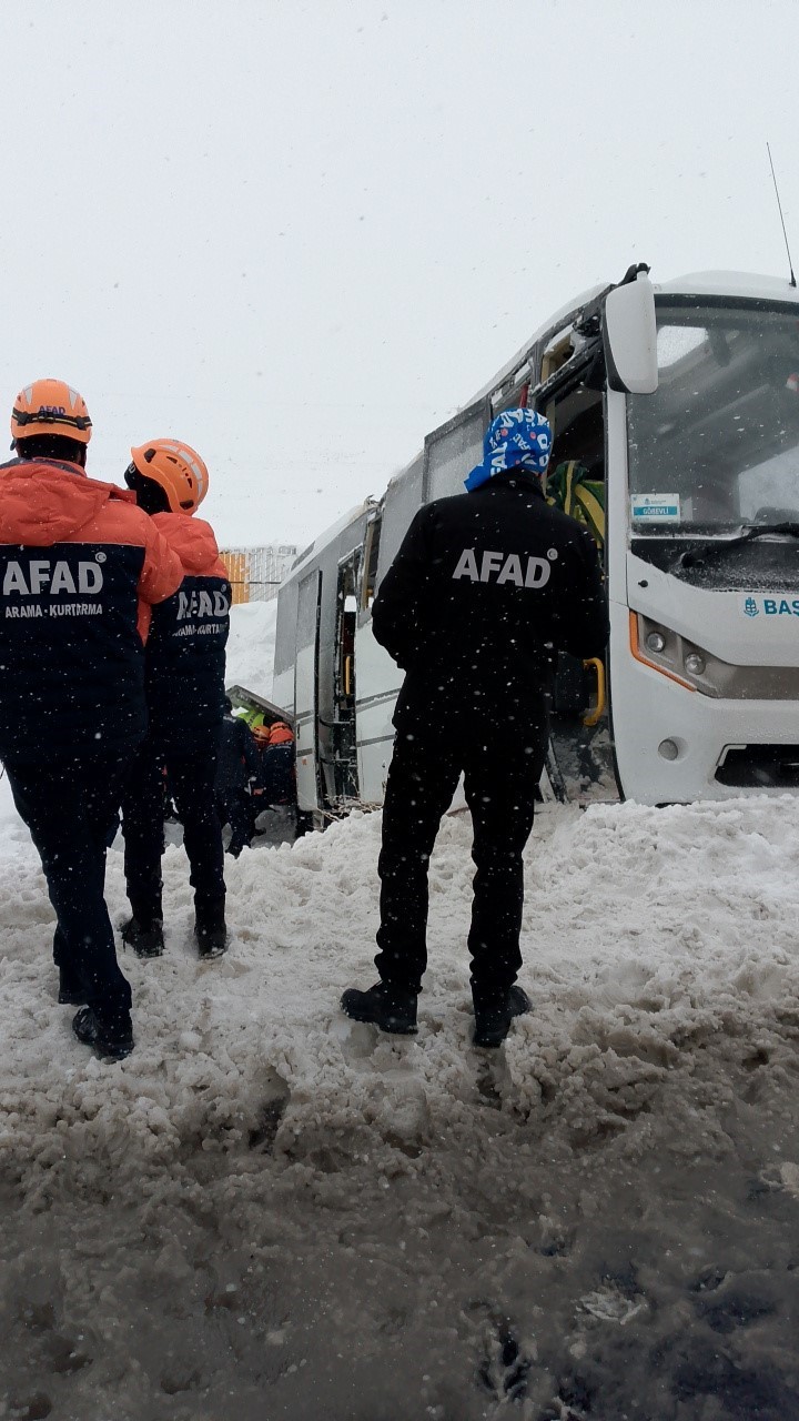 Cenaze taşıyan minibüs devrildi: 22 yaralı
