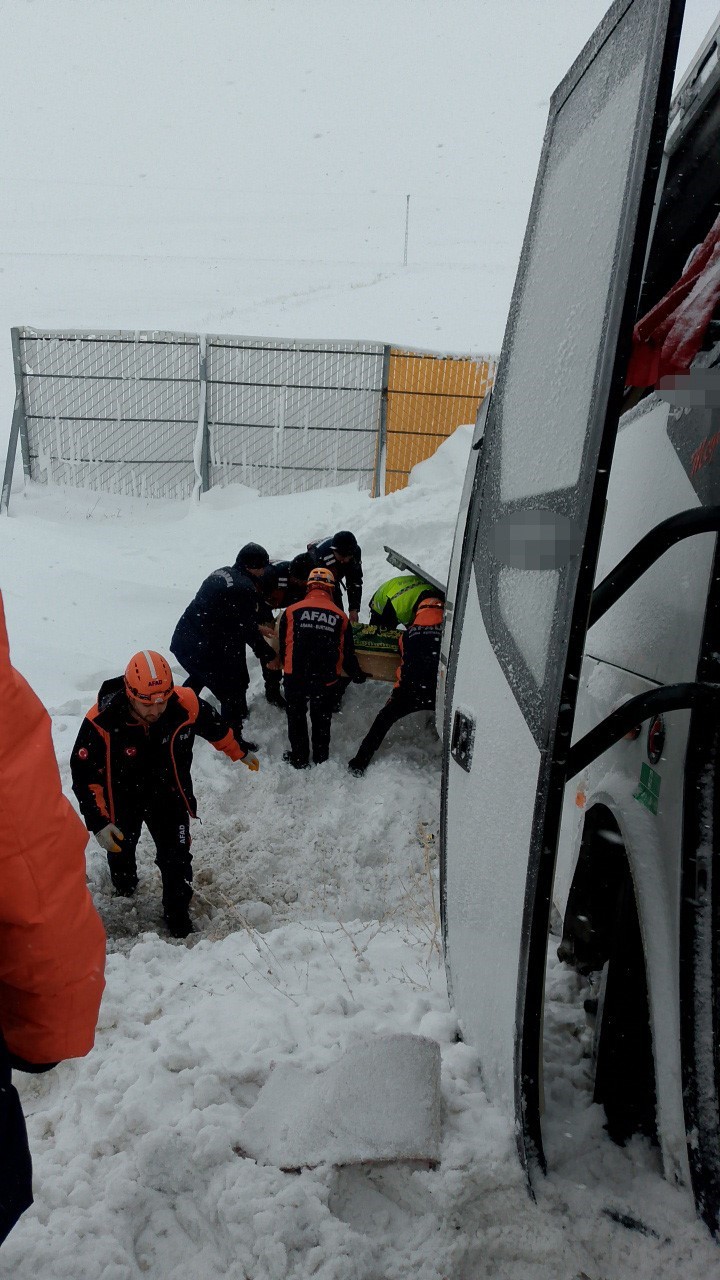 Cenaze taşıyan minibüs devrildi: 22 yaralı
