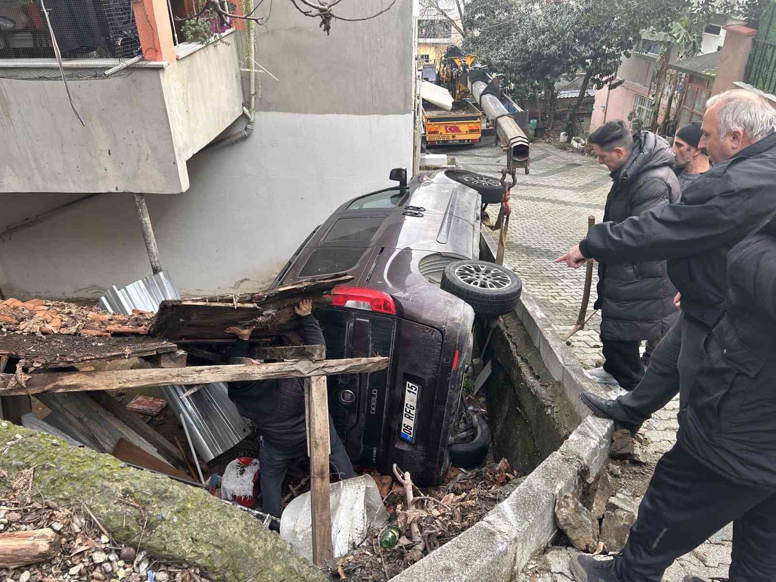 Çengelköy’de vitesi boşta kalan araç bahçeye uçtu
