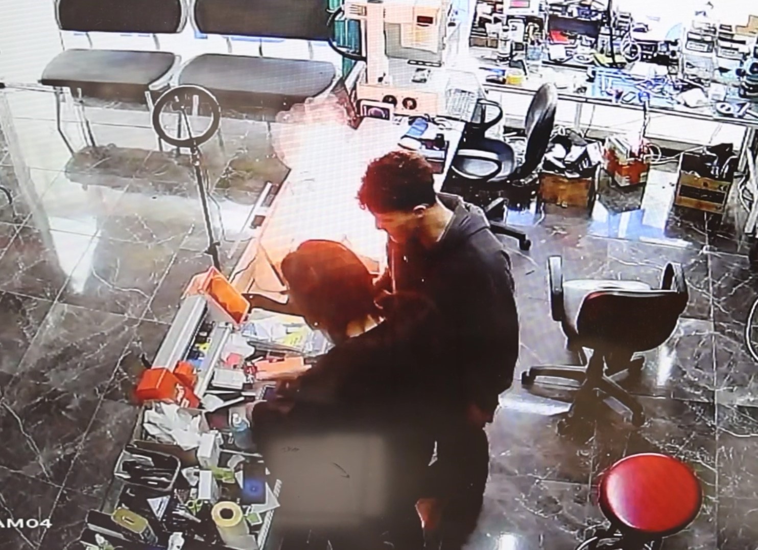 Cep telefonu bomba gibi patlayıp alev aldı: O anlar kamerada
