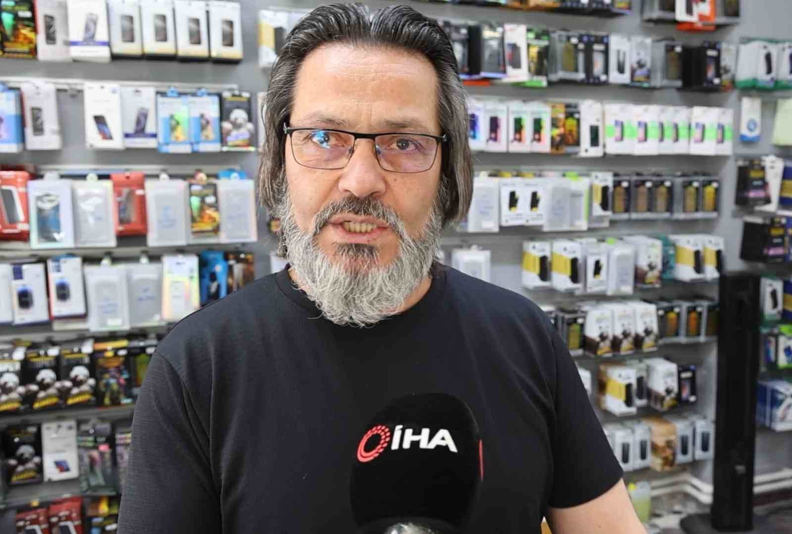 Cep telefonu bomba gibi patlayıp alev aldı: O anlar kamerada
