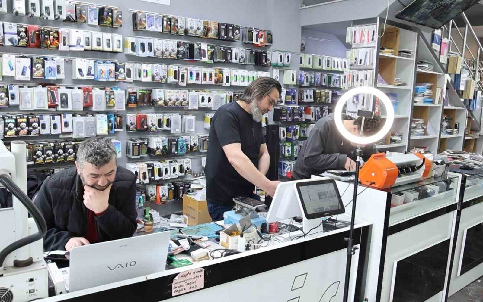 Cep telefonu bomba gibi patlayıp alev aldı: O anlar kamerada
