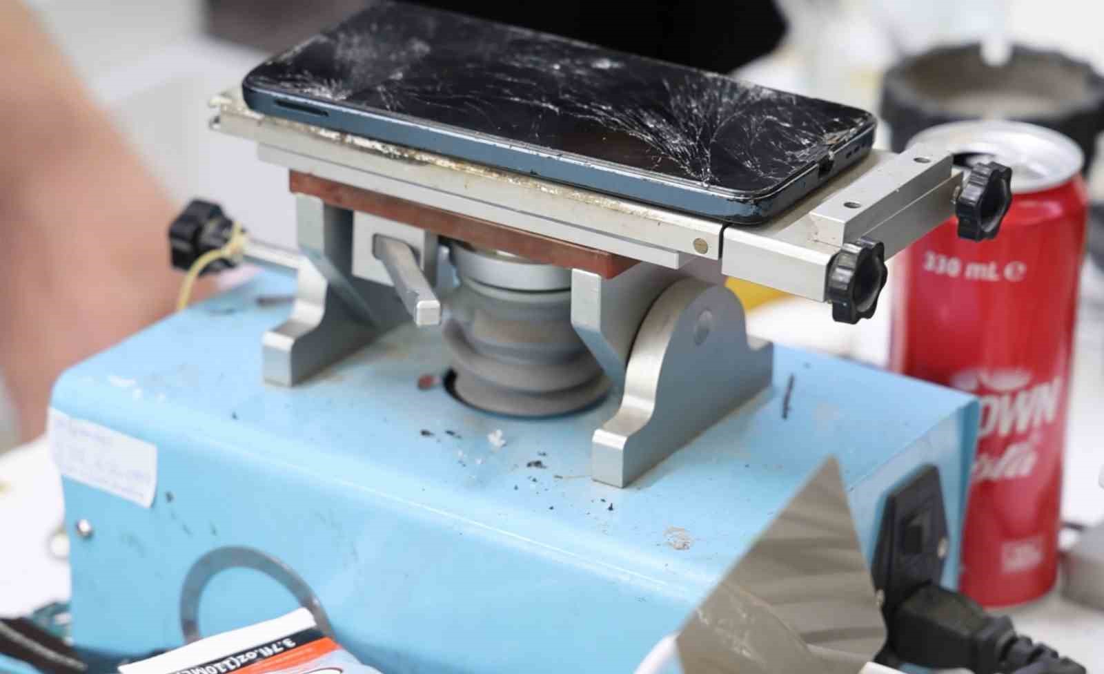 Cep telefonu bomba gibi patlayıp alev aldı: O anlar kamerada
