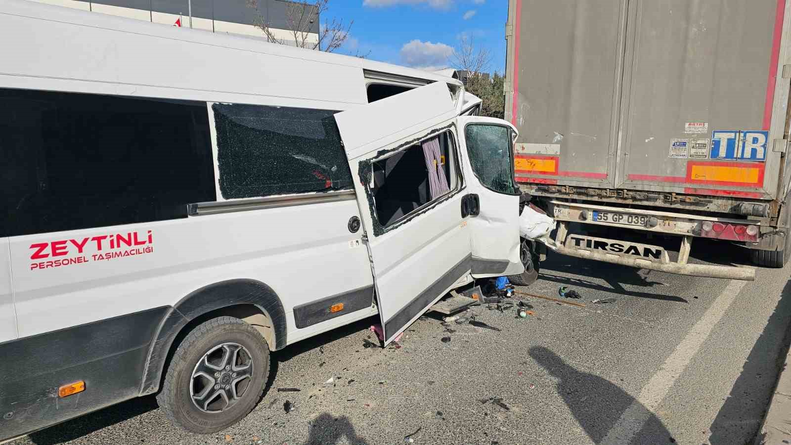 Çerkezköy’de işçi servisi tıra çarptı: 1’i ağır 4 yaralı
