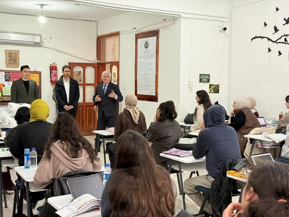 Çermik Belediyesi sınavlara hazırlanan gençlere kaynak yardımında bulundu
