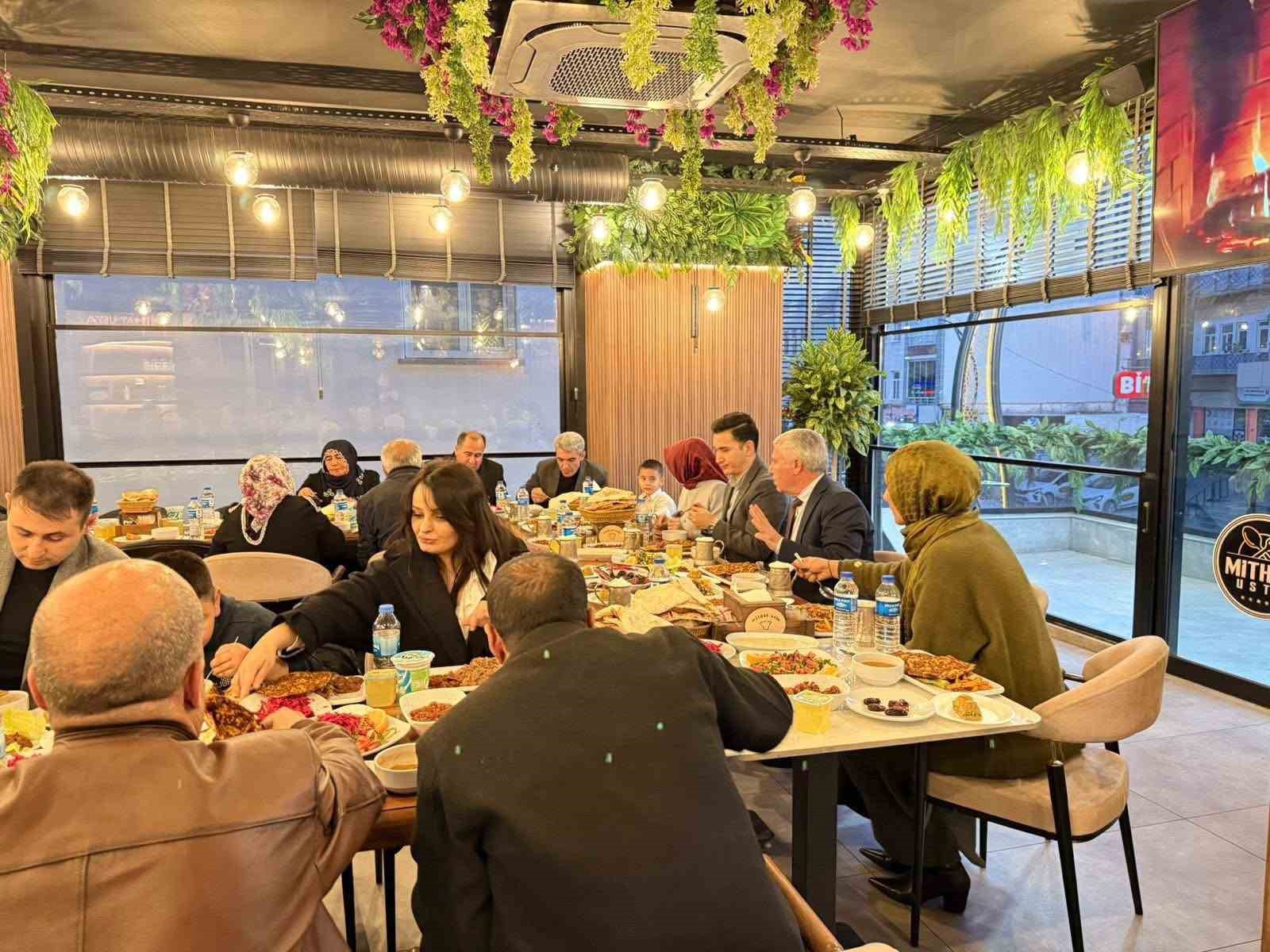 Çermik Kaymakamı Karataş, ilk iftar sofrasında şehit aileleri ile buluştu
