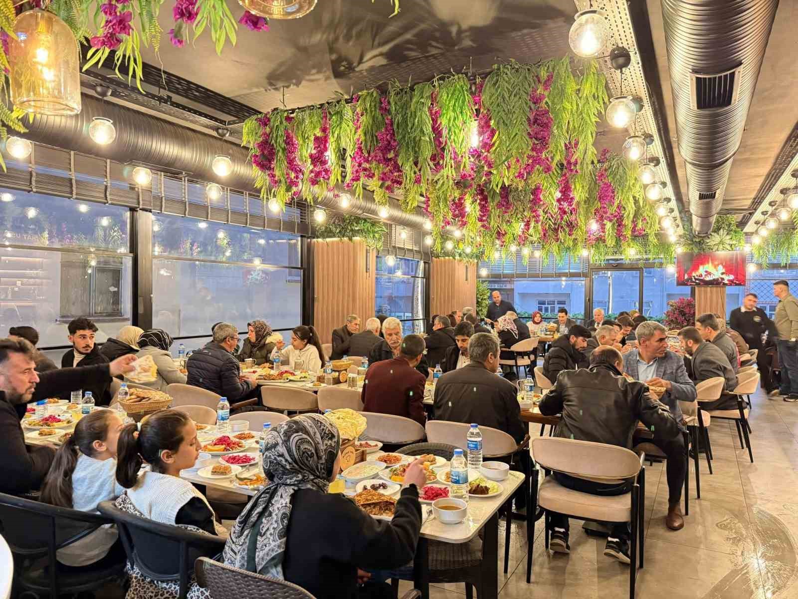 Çermik Kaymakamı Karataş, ilk iftar sofrasında şehit aileleri ile buluştu
