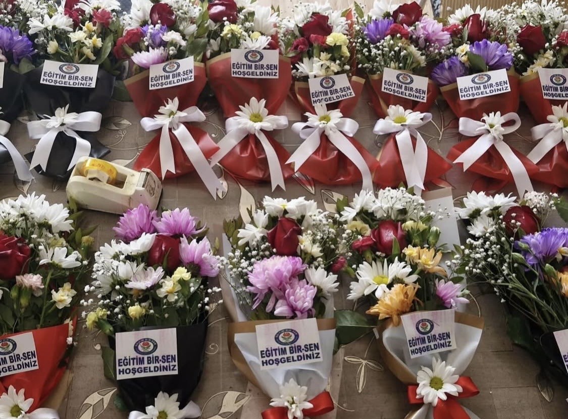 Çermik’e atanan öğretmenlere çiçekli karşılama
