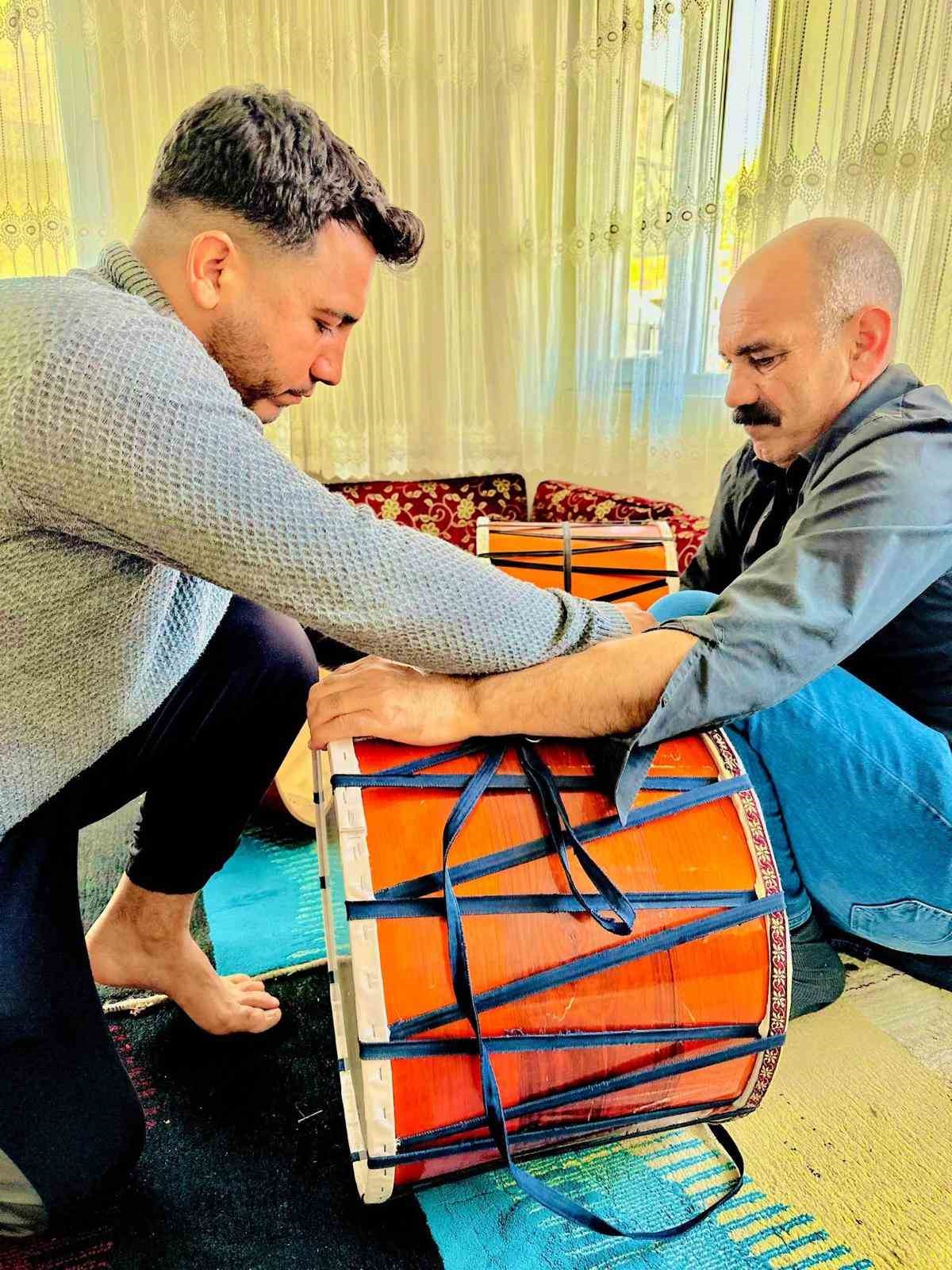 Çermik’te 40 yıldır baba mesleği davul imalatı yapıyor
