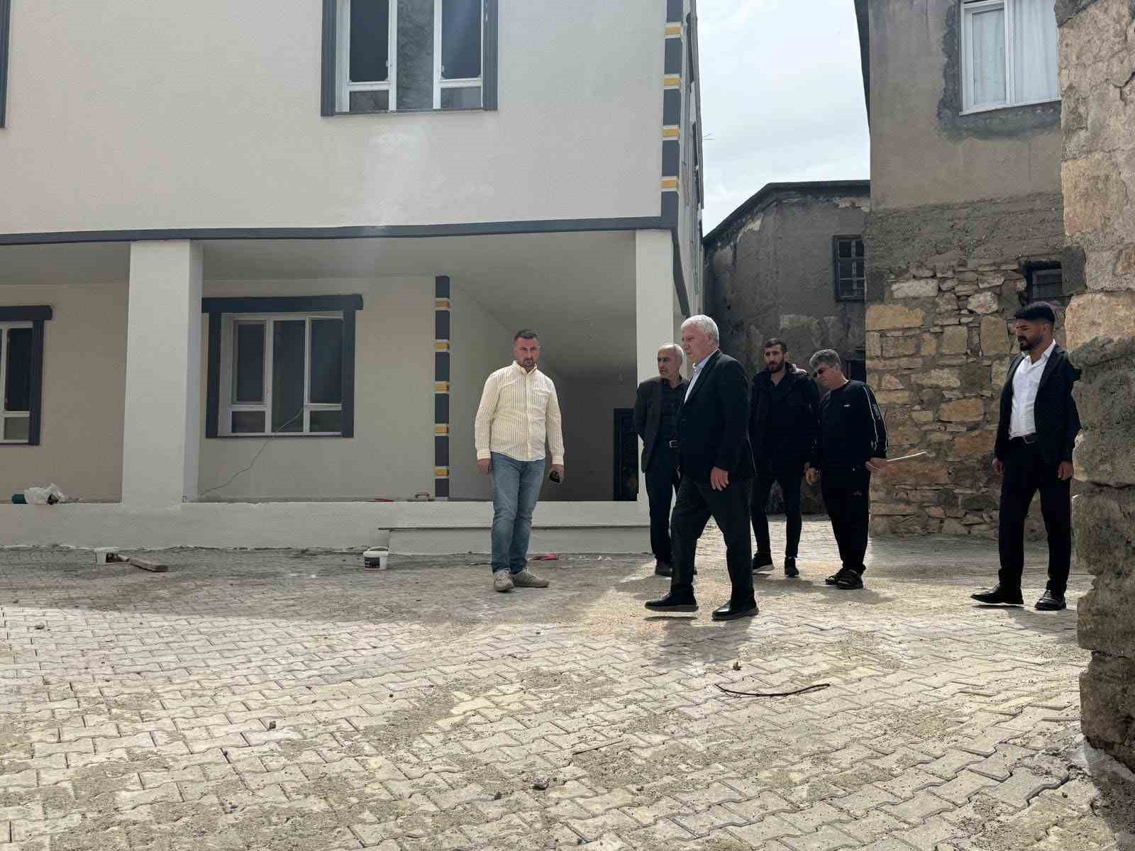 Çermik’te bozulan yolların yapımına başlandı
