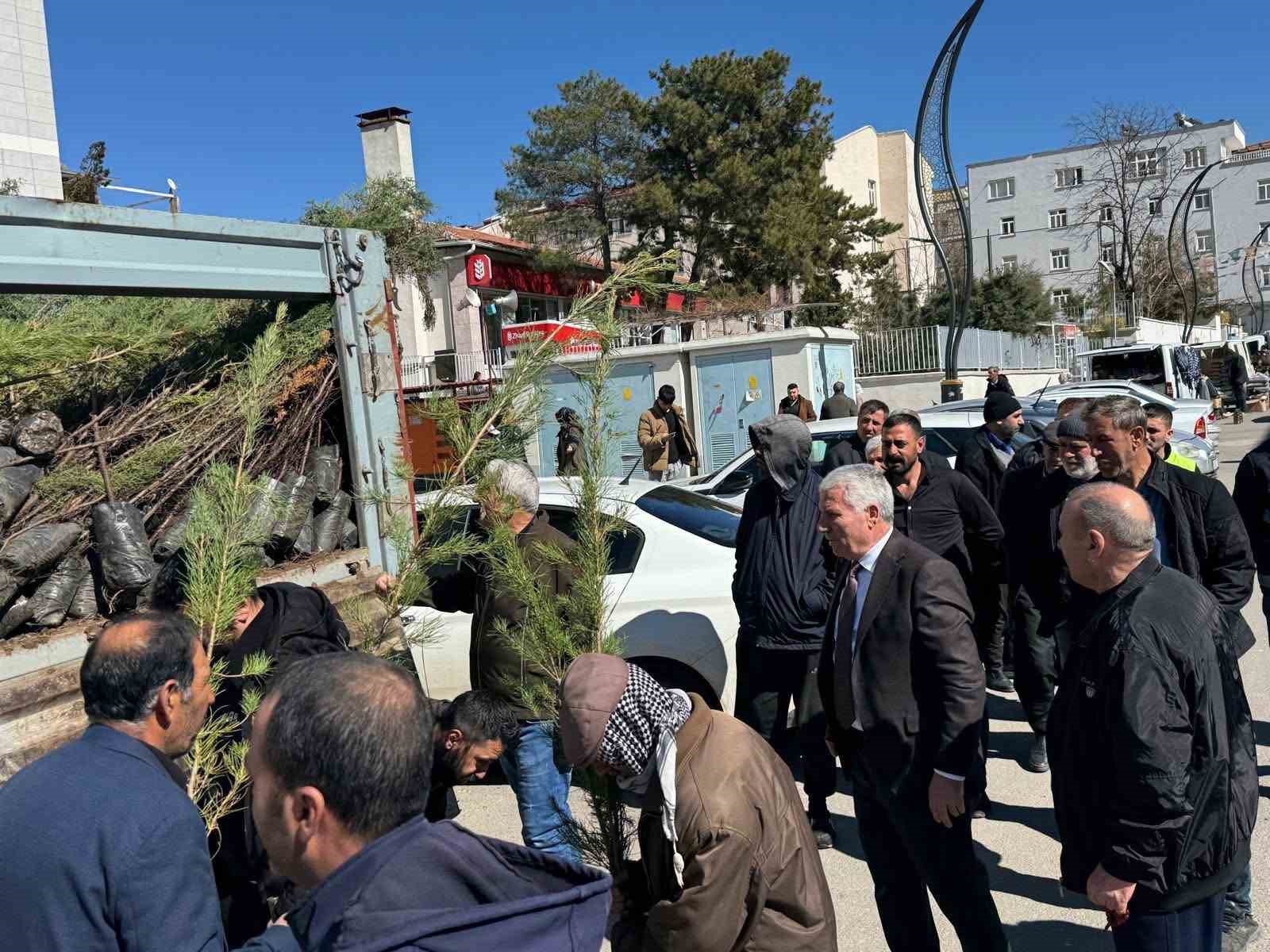 Çermik’te çiftçilere 10 bin adet fidan
