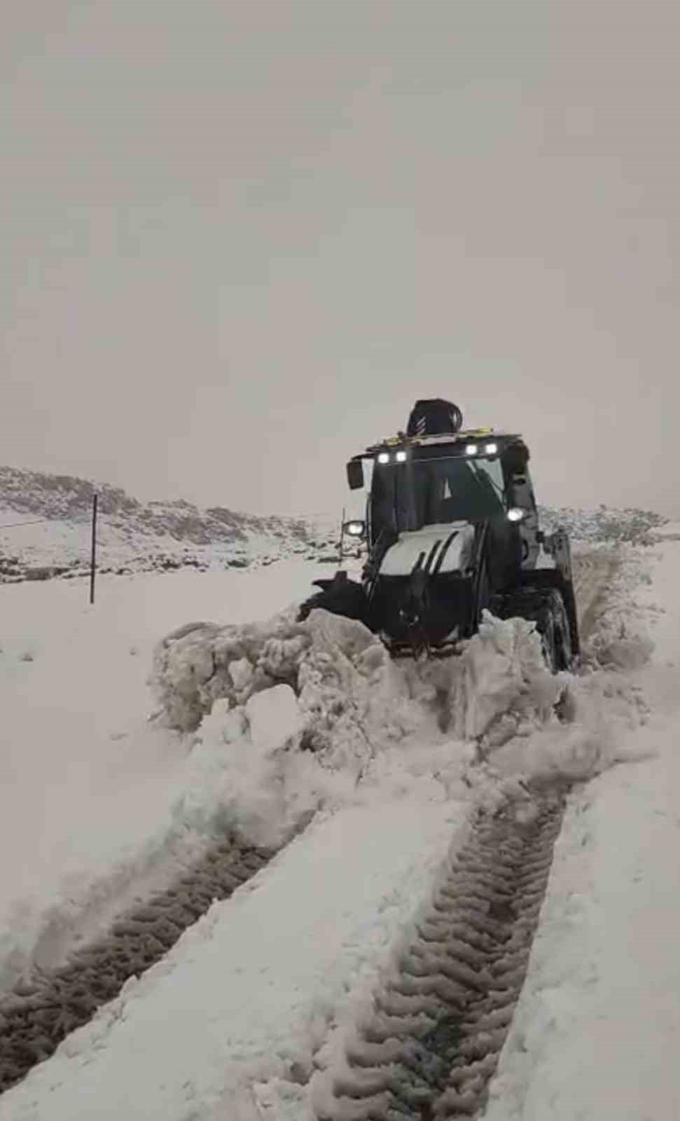 Çermikte kardan dolayı kapanan mahalle yolları ulaşıma açıldı
