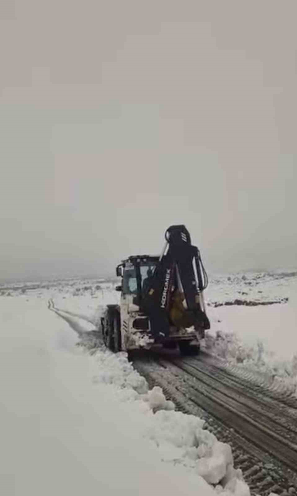 Çermikte kardan dolayı kapanan mahalle yolları ulaşıma açıldı

